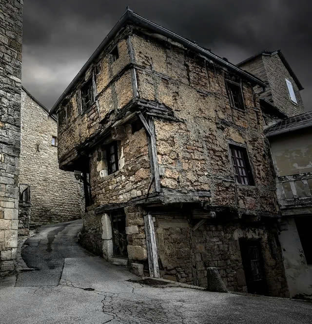 A 700-Year-Old Secret: The Hidden Ingenuity of France’s Oldest House